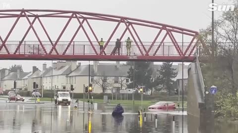 Britain hit by flash flooding as showers lash down causing havoc on roads_1