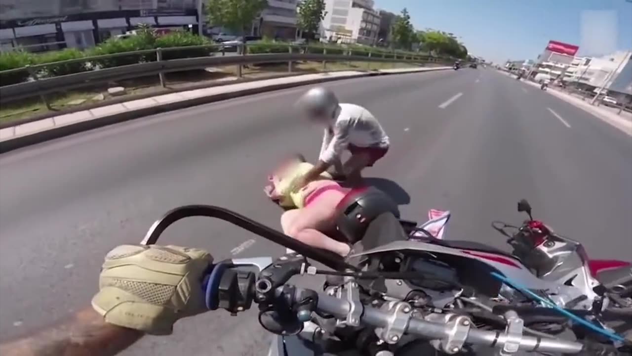 ΑΥΤΑ ΜΟΝΟ ΣΤΗΝ ΕΛΛΑΔΑ