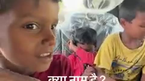 थार में बिठाये गरीब बच्चे