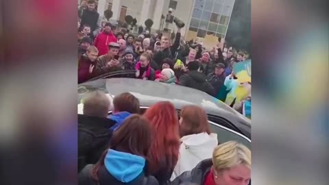 'Glory to the Ukrainian Armed Forces' as troops enter Kherson