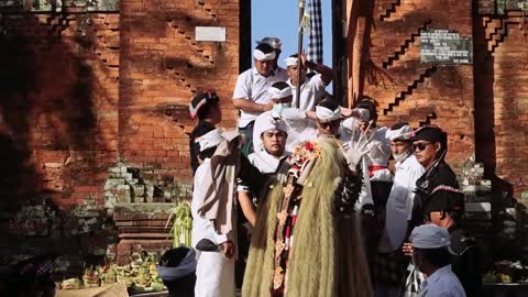 SCARY! THE "NGEREBONG TRADITION" OF MASSES IN ALL OF BALI