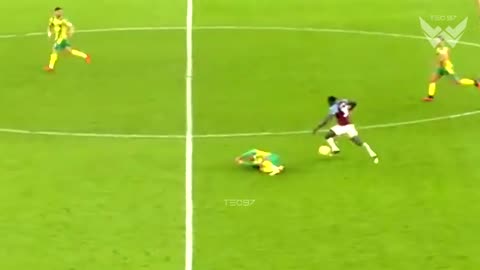 Football moments when 1 vs 1 isn't fair (Ankle breakers and more!👀)