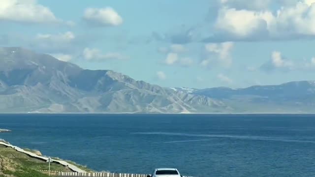 Do you know how big Xinjiang is? Every place in Xinjiang is full of poetry and distance.