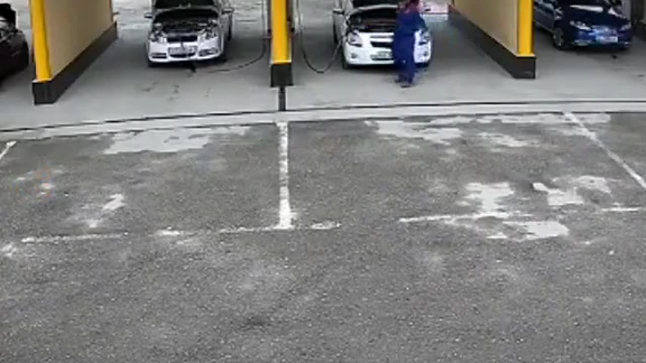 Brutal accident at an EV charging station when an electric vehicle explodes!