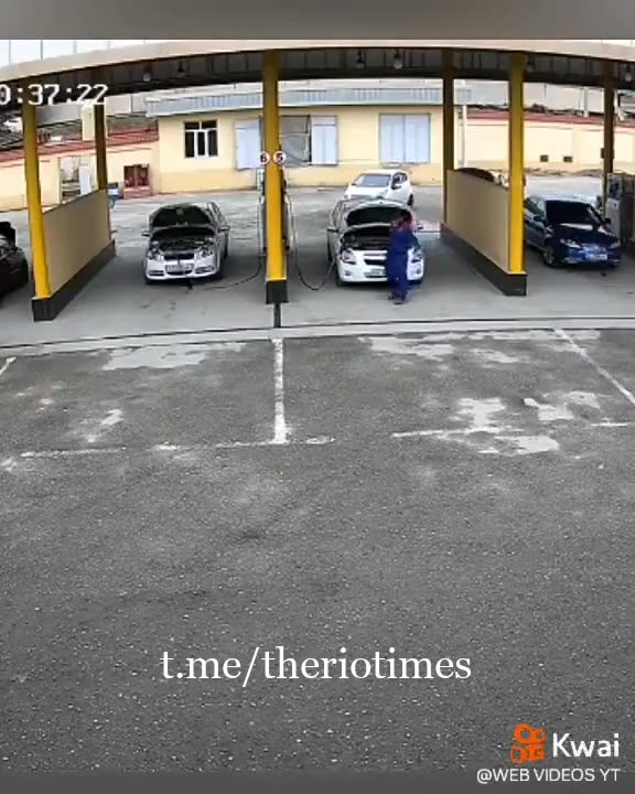 Brutal accident at an EV charging station when an electric vehicle explodes!