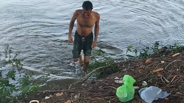 Alligator Snaps at Swimmer