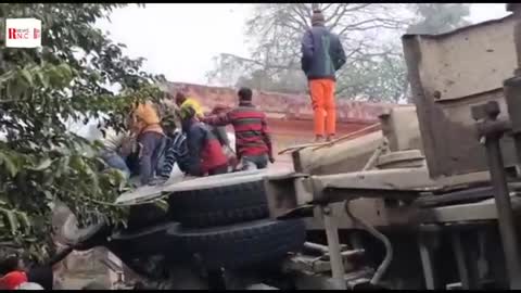 पशु चिकित्सालय में गुस्सा डंपर दो व्यक्ति डंपर के अंदर फंसे केबिन को काटकर निकाला गया बाहर