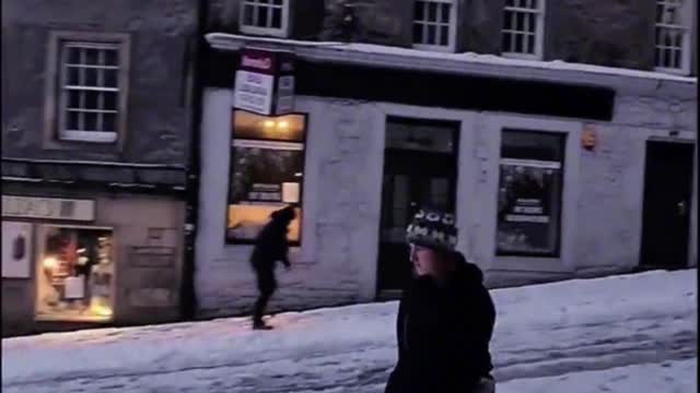 Here's how to entertain on a snowy day in "Edinburgh"