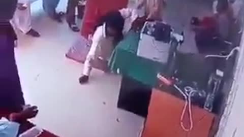 اسی لیے تو میاں نواز شریف اپنا علاج پاکستان میں نہیں کرتے ۔😛