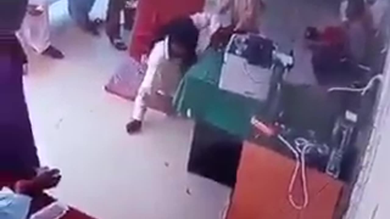 اسی لیے تو میاں نواز شریف اپنا علاج پاکستان میں نہیں کرتے ۔😛
