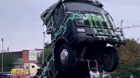 Un jeune a fait un camion qui lui parle