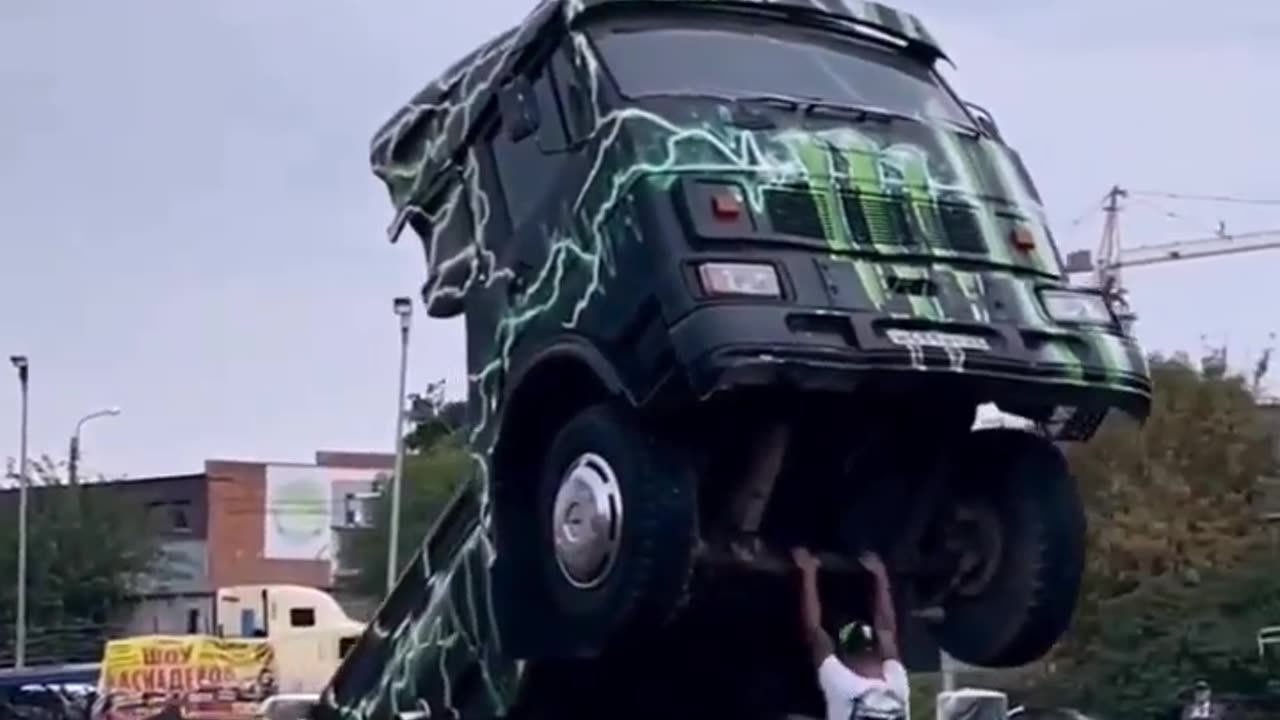 Un jeune a fait un camion qui lui parle