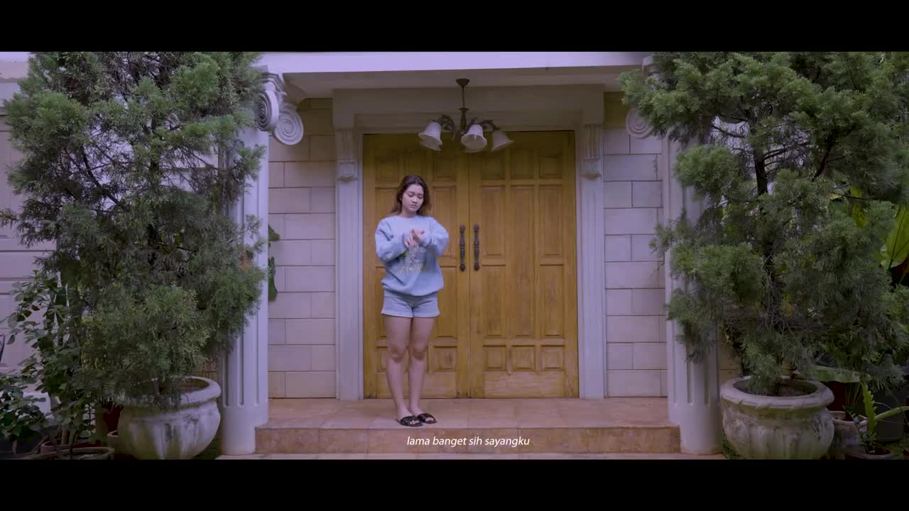 RATU AULIA – SENJA ( OFFICIAL MUSIC VIDEO )