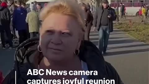 James Longman encounters special moment while interviewing activist in Kherson l ABC News