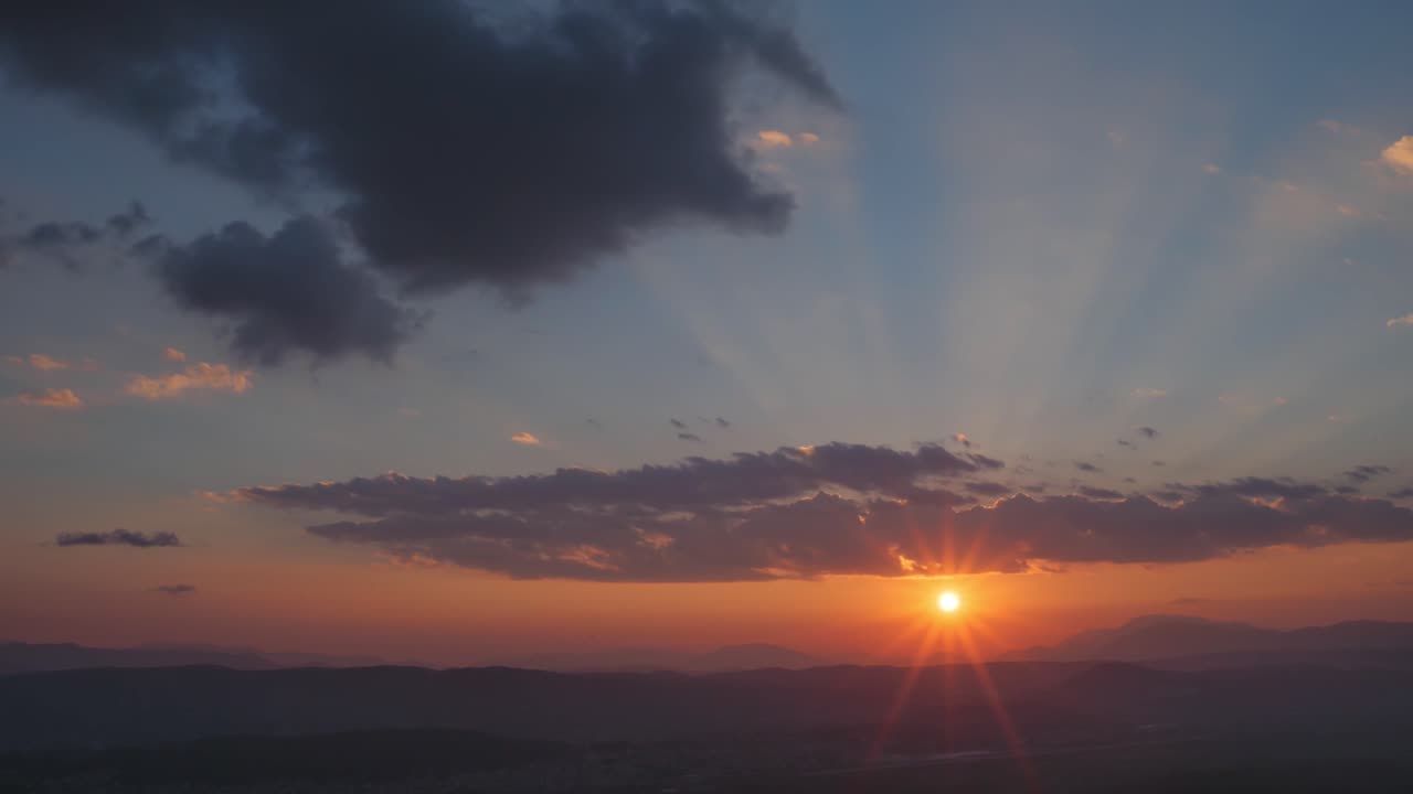 Golden Hour Serenity: A Relaxing Sunset Over the Horizon