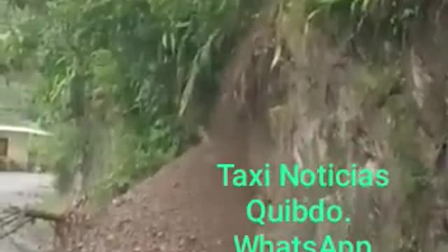 Video grabó el momento del derrumbe que sepultó un bus en Risaralda