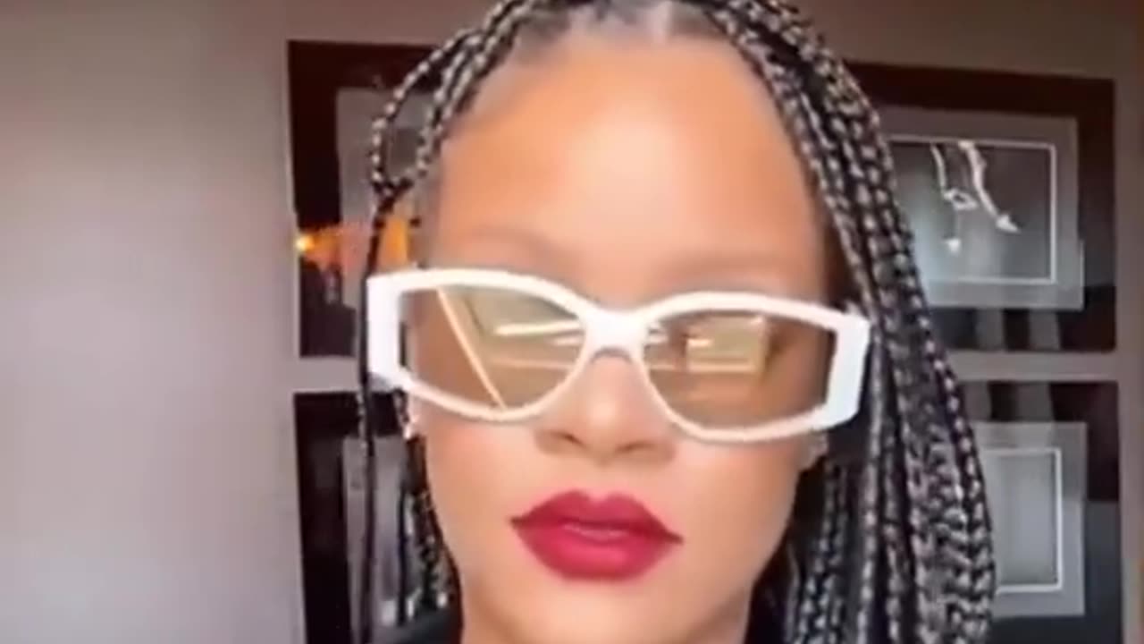 Rihanna mistakenly went on live the other day 🤣