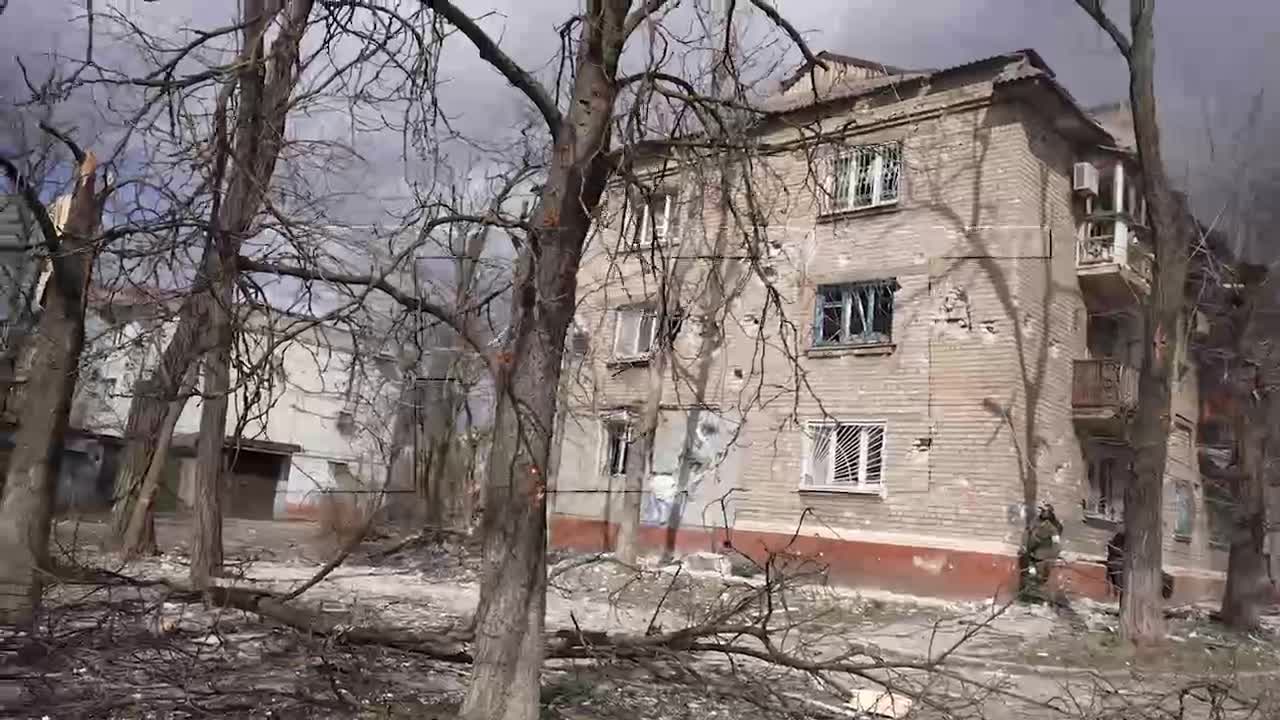 The Azovites, who abandoned their base in Mariupol, are now firing from behind the backs of civilians at the forces of the DPR and Russian marines