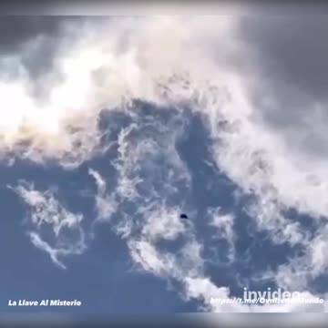 2023 . USA 🇺🇸. A UFO is flying over the city of Pennsylvania. They are here !!!