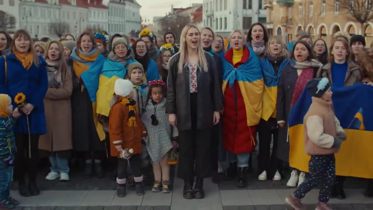 Ukrainian refugee sings with Lithuanians in support for Ukraine