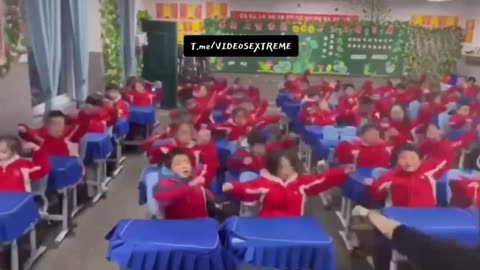 Scuole cinesi Riscaldarsi prima dell'indottrinamento al comunismo