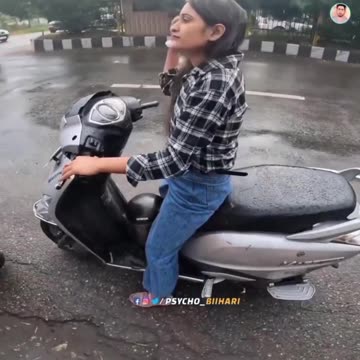 Girl crashes in parked bike *WOMEN* 🤣😉😝