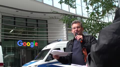 Rüdiger Hoffmann erklärt das Potsdamer Abkommen vor der Google-Zentrale Deutschland in Hamburg