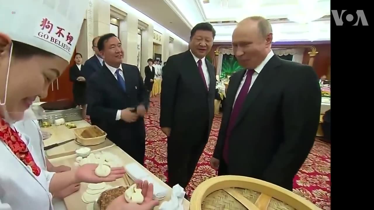 Russia's Putin and China's Xi Jinping learn to make Chinese dumplings _ VOANews