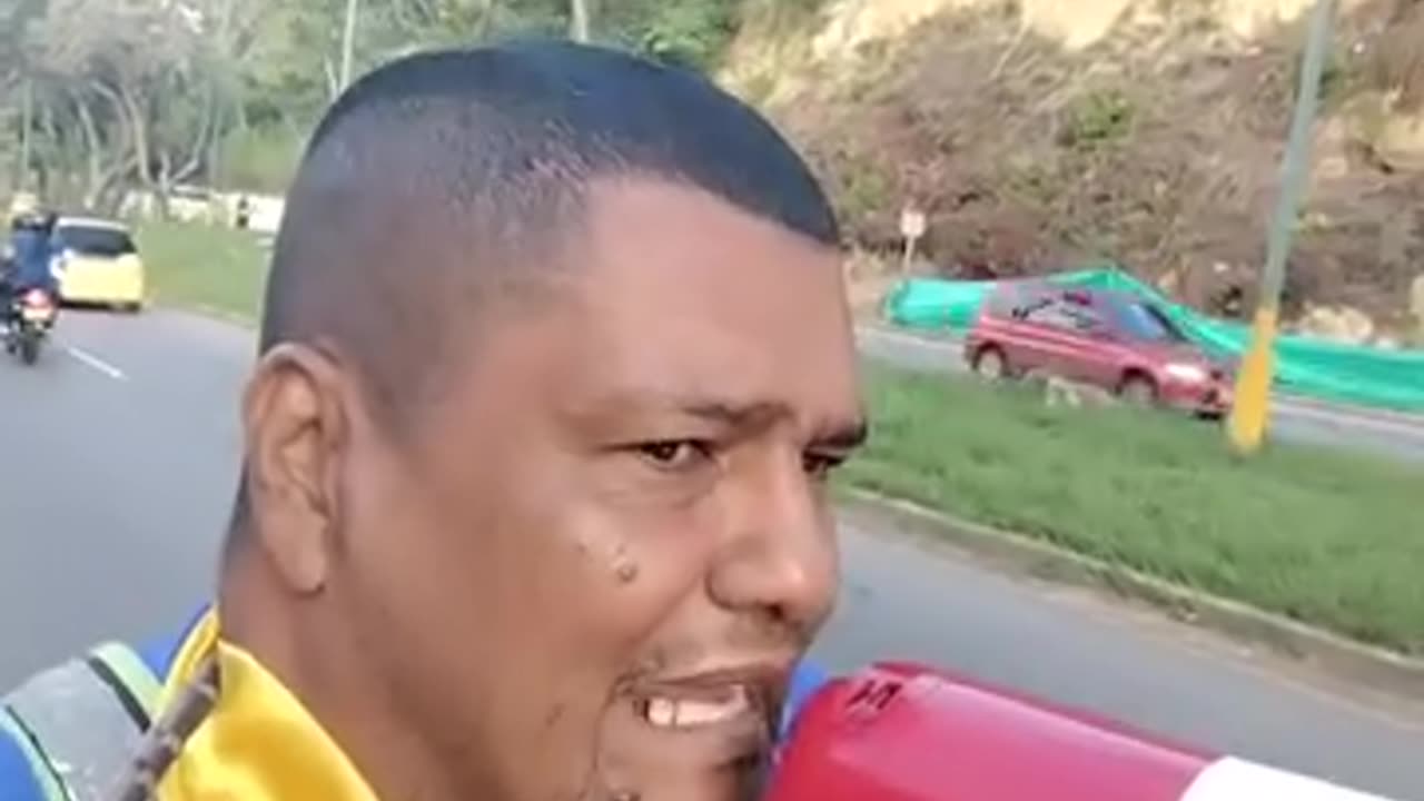 Hombre que avisa dónde están los retenes en Bucaramanga denuncia la quema de su moto
