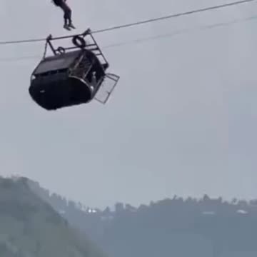 Crianças e professor presos em teleférico no Paquistão após cabo se romper