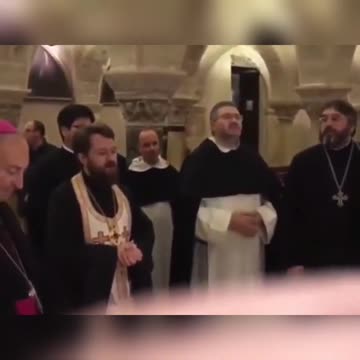 Ereticul Ecumenist Ilarion Alfeev SE ROAGA cu vaticanisti Batjocoreste Semnul Sv. Cruci Bari,Italia