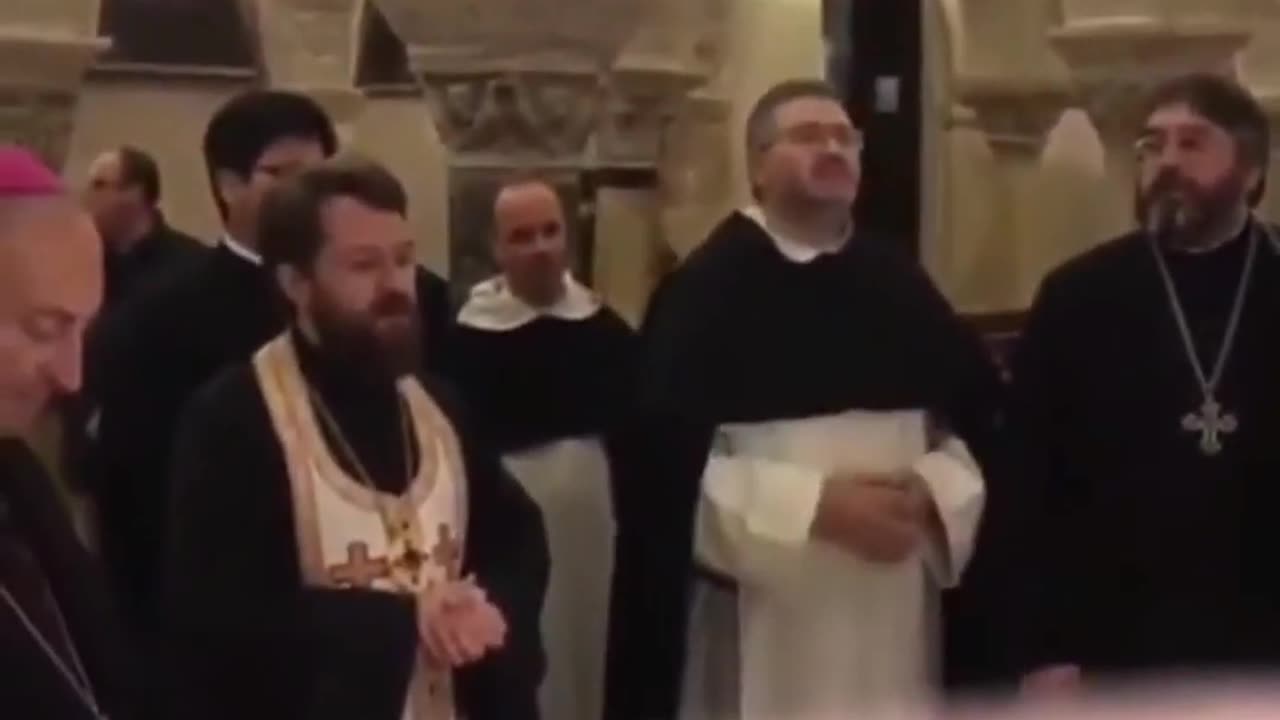 Ereticul Ecumenist Ilarion Alfeev SE ROAGA cu vaticanisti Batjocoreste Semnul Sv. Cruci Bari,Italia