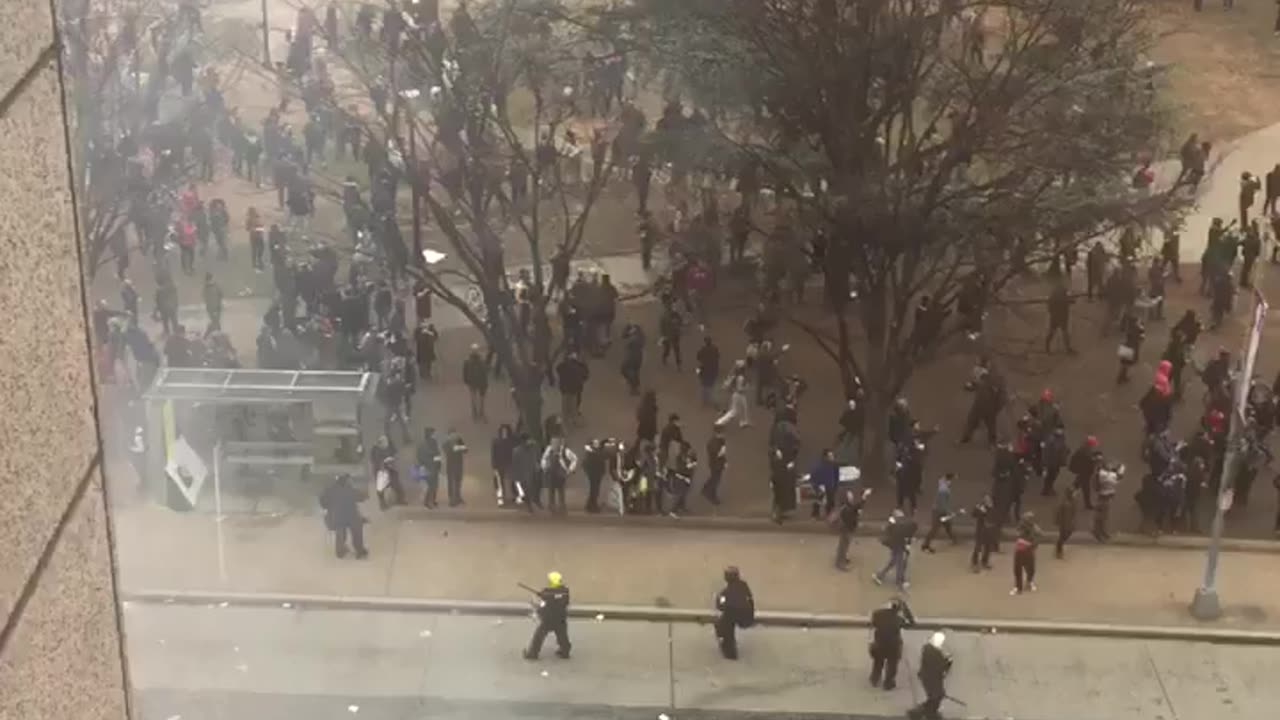 Jan 20 2017 DC 1.10.1 Police clear out Antifa seen from building