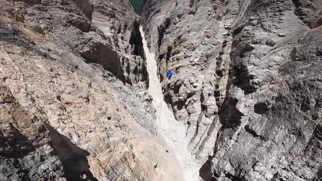 Wing mounted flight, crossing the canyon