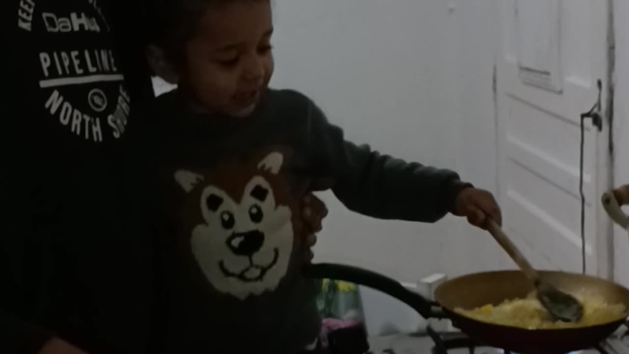 laurinha fritando ovo😋#laura#familia