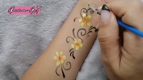 I drew flowers on my hand, enjoy watching 😘
