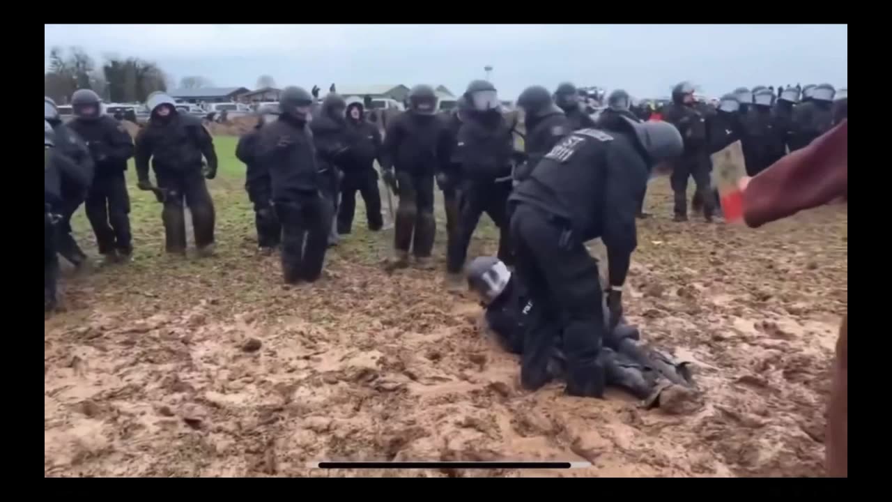 Mud Wizard vs Police...German I thinkš¤£š¤”