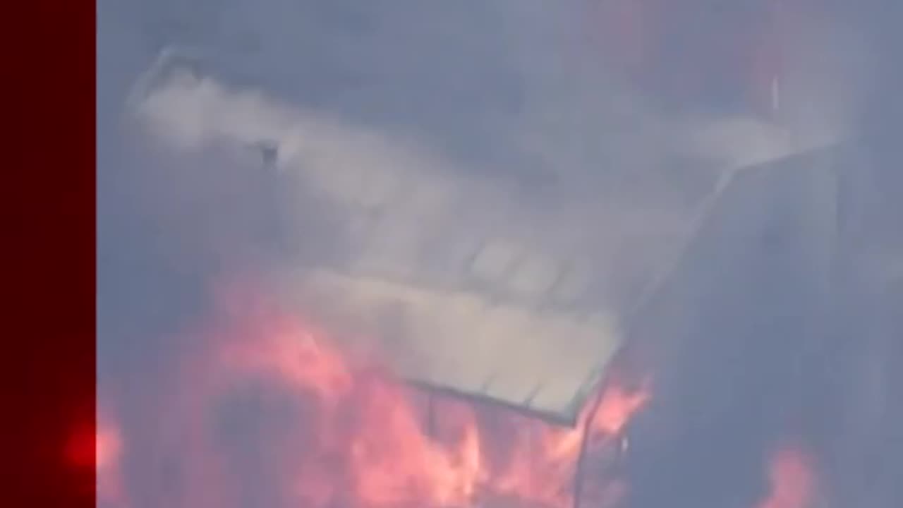 Moment house collapses in Perth wildfire. #Australia #Shorts #BBCNews