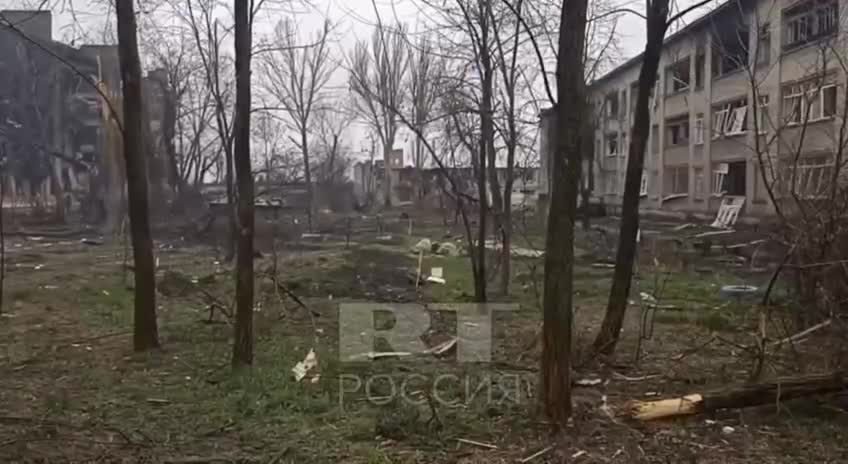 Russian Marines and DNR army make their way to the Ilyich Iron and Steel Works