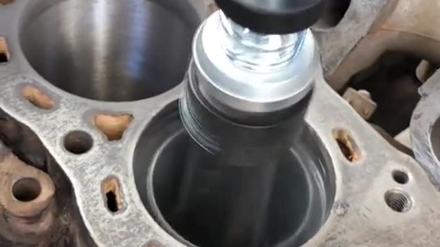 Cylinder grinding and repairing cylinder