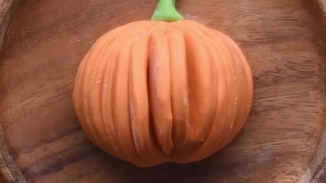 This pumpkin bread design is dough cute, you'll want to recreate it for fall 🎃 #bread