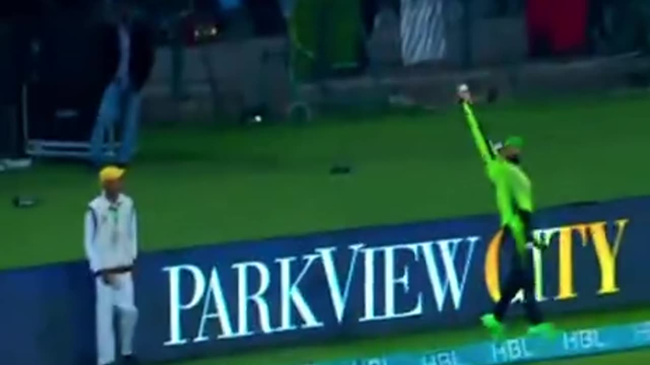 Unbelievable catch in cricket history 😊