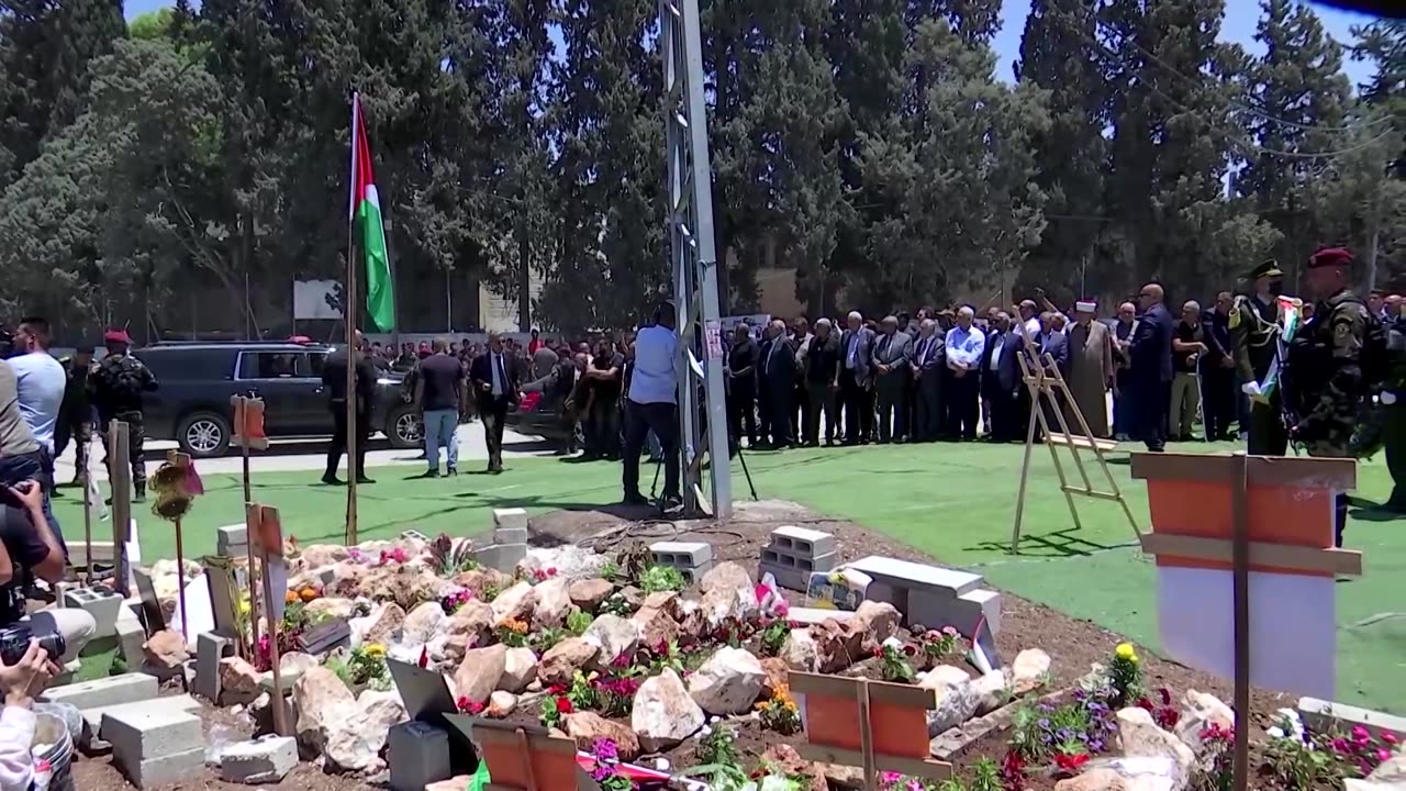 Palestinian president lays wreath in Jenin cemetery