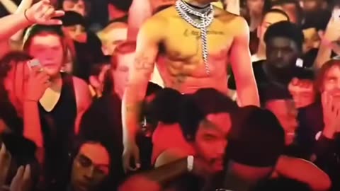 Xxxtentacion jump on crowd 😱🔥