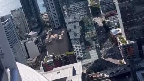 Man climbs Salesforce Tower in San Francisco while live streaming