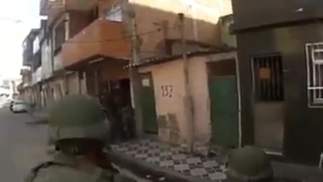 Disparo atinge capacete de soldado do Exército durante incursão.