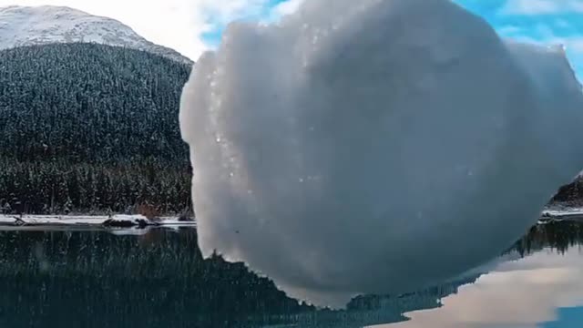 It’s a snow meteor 😳🙌🏼✨!! Lol what a splash 😍 . Honestly it’s part of a snowman I made 😂🎥