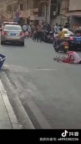 In Cina 🇨🇳 ， sei da solo se cadi