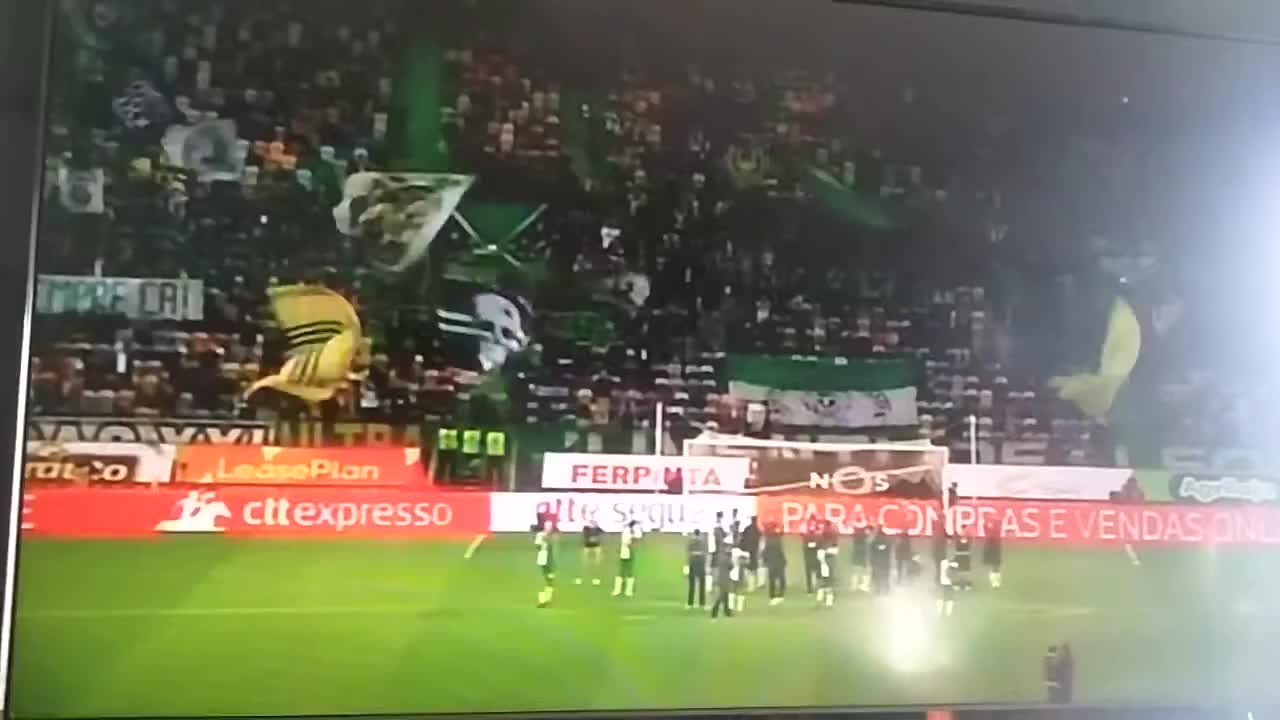 Sporting CP does the Iceland clap