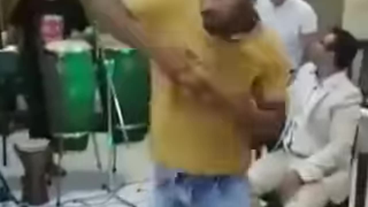 Funny dance .... must watch